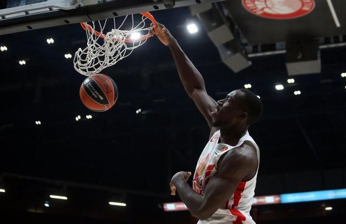 Michael Ojo treður boltanum í körfuna í leik með Rauðu Stjörnunni í Euroleague.