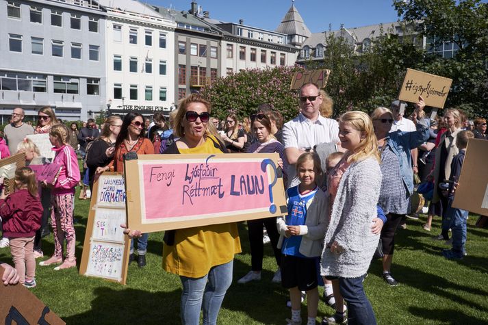 Ljósmæður og stuðningsmenn hafa látið í sér heyra að undanförnu. Nú er yfirvinnubanni lokið, að minnsta kosti í bili. Forstjóri Landspítalans vonast til að sem flestar ljósmæður dragi uppsagnir sínar til baka.