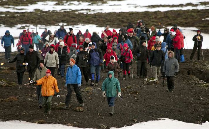 Gengið var með kyndla og blys kringum Grænavatn í gær til að minnast Sigurðar. 
fréttablaðið/anton