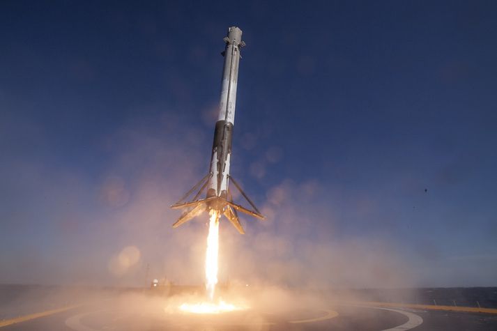 Eldflaug að gerðinni Falcon 9 við lendingu.