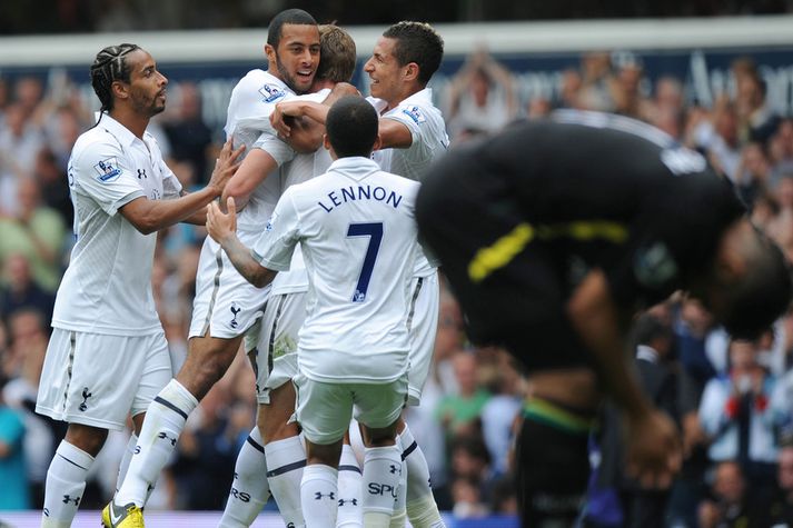 Mousa Dembele fagnar marki með Tottenham.
