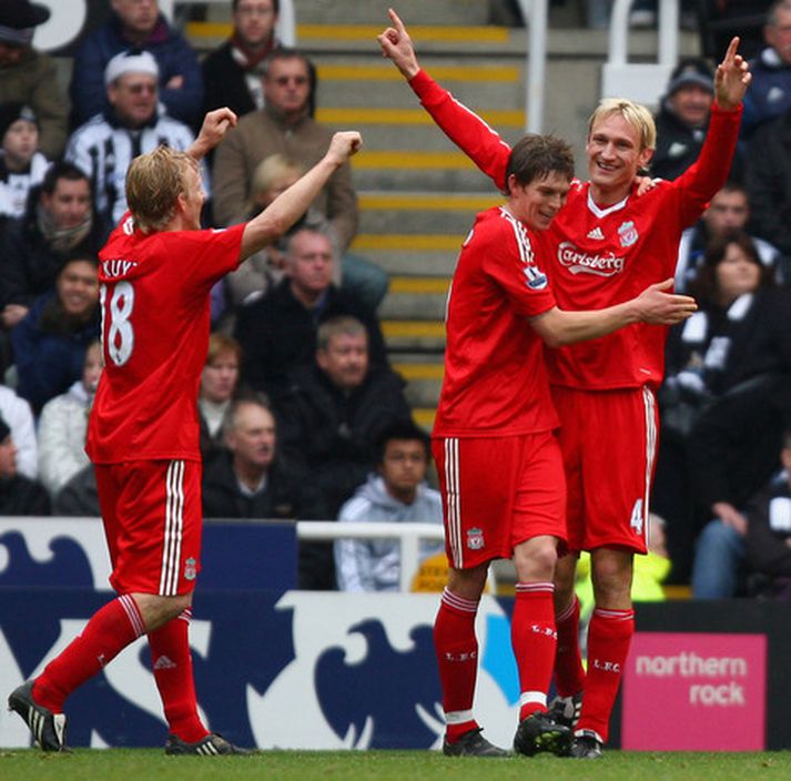 Sami Hyypia fagnar marki í leik með Liverpool.
