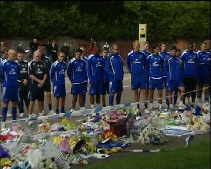 Liðsmenn Everton heiðruðu minningu hins 11 ára gamla Rhys Jones sem var myrtur á skelfilegan hátt.