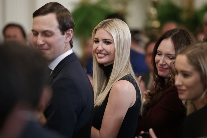 Spurningar hafa verið á sveimi um hvernig Jared Kushner og Ivanka Trump fengu öryggisheimild í Hvíta húsinu. Framburður uppljóstrara bendir til þess að pottur sé brotinn í ferli Hvíta hússins.