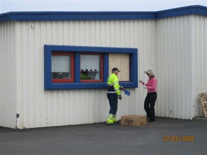 Þjófurinn fór inn um rúðu á versluninni.