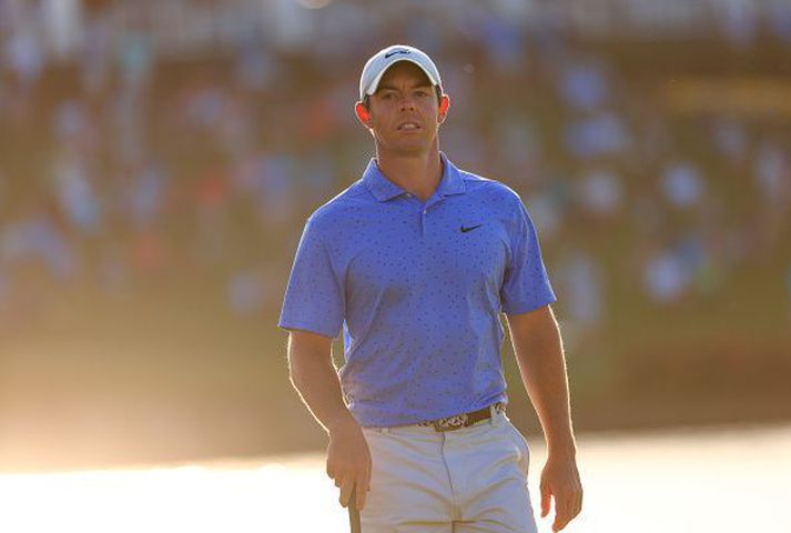 Rory McIlroy lék fyrsta hringinn á pari og þarf að spýta í lófana til að halda í við efstu menn.