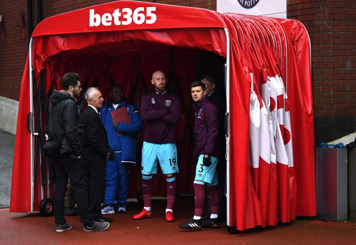 Leikmenn West Ham bíða eftir að rafmagnið fari á.