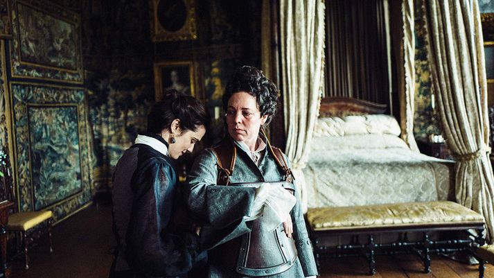 Rachel Weisz og Olivia Colman fara með himinskautum í The Favourite og lyfta myndinni upp í hæstu hæðir.