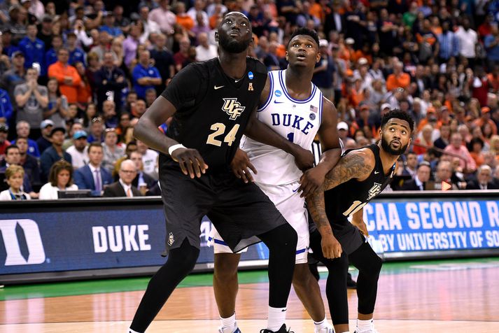 Tacko Fall (númer 24) í baráttunni um frákast við Zion Williamson í úrslitakeppni háskólakörfuboltans í mars.