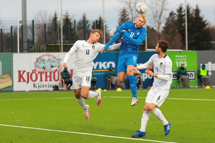 Sveinn Aron Guðjohnsen er ásamt fleirum úr U21-landsliðinu mættur til Englands vegna A-landsleiksins á Wembley. Þeir þurfa að treysta á Ítalíu í dag til að komast á EM U21.