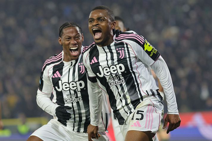 Pierre Kalulu fagnar fyrra marki Juventus í kvöld sem á endanum var skráð sem sjálfsmark.