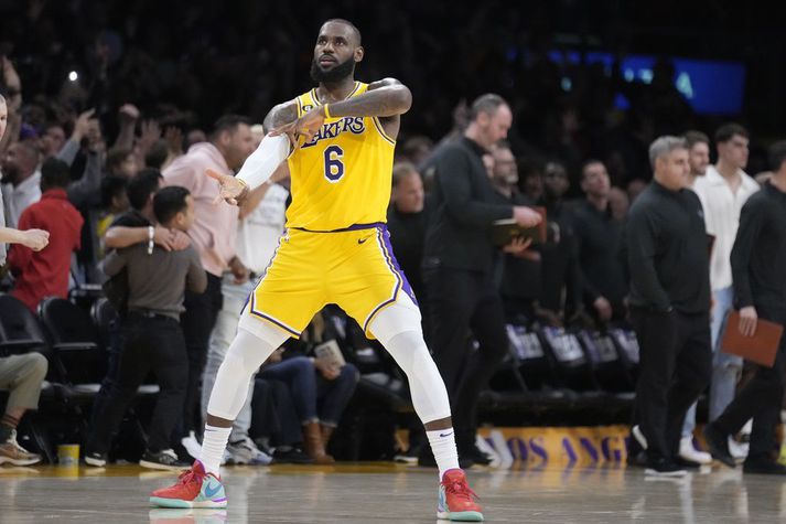 LeBron James fagnar í leik með Los Angeles Lakers.