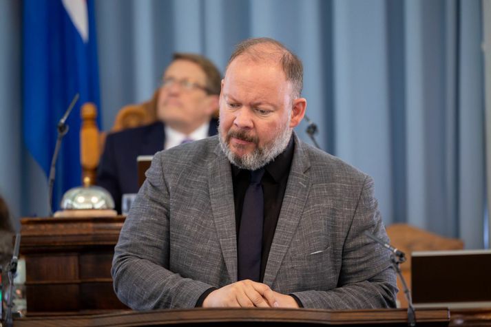 Ákveðið verður í kvöld hvort umræða fari fram á þingi á morgun eða fimmtudag um vantraust á matvælaráðherra, Bjarkeyju Olsen Gunnarsdóttur.