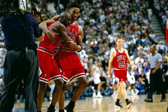 Scottie Pippen hjálpar Michael Jordan af velli eftir að Jordan hafði gert út um leikinn með þriggja stiga körfu.