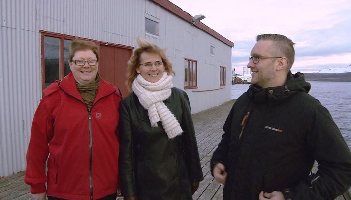 Jónína Guðrún Óskarsdóttir, Jóhanna Kristín Hauksdóttir og Viðar Jónsson við bryggjuhúsið á Fáskrúðsfirði.