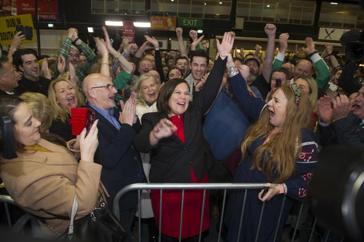 Mary Lou McDonald (f.m.) fagnar með félögum sínum í Sinn Féin.