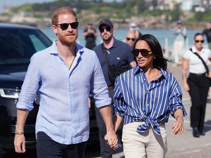 Harry prins og Meghan, hertogaynja af Sussex, á Bondi strönd í Sydney í apríl. Hjónin komu til Bretlands í dag ásamt börnum sínum eftir sex ára búsetu í Bandaríkjunum.