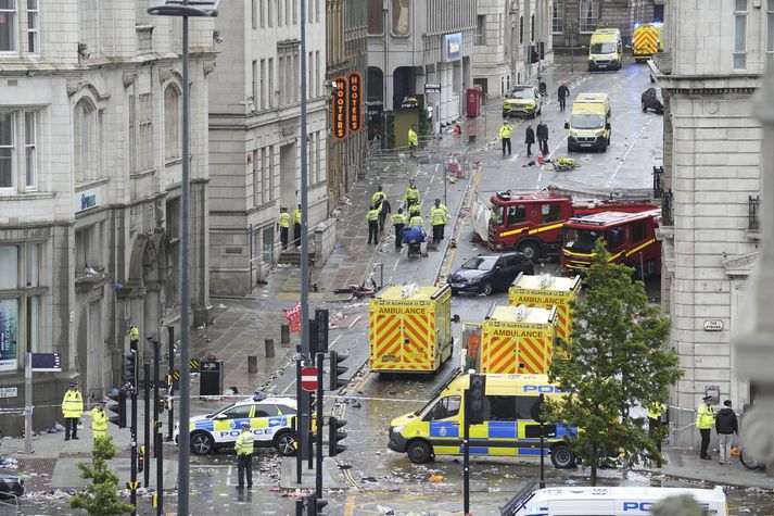 Bílnum var ekið á hóp fólks á Water-stræti.