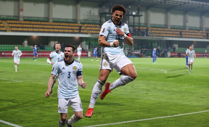 Che Adams fagnar markinu sem gulltryggði sæti Skota á HM.
