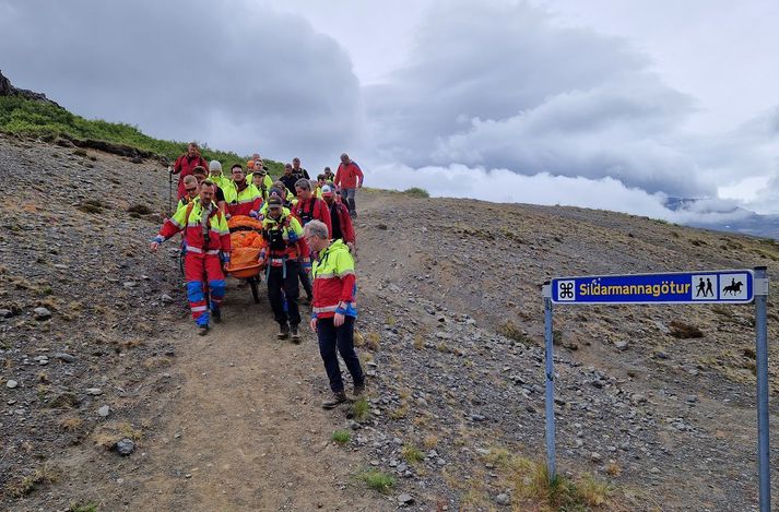 Bera þurfti konuna um tveggja kílómetra leið.