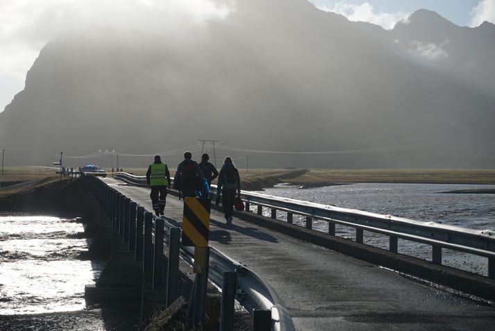 Eins og sjá má á myndinni er mjög sýnileg dæld í brúnni yfir Steinavötn.