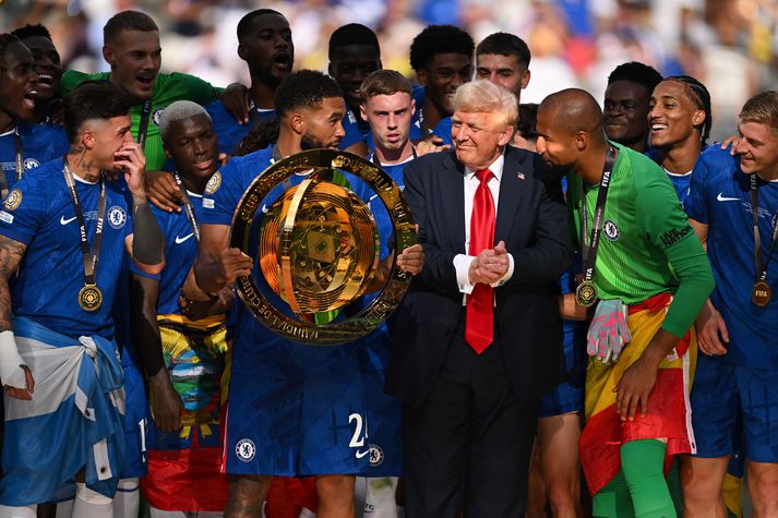 Reece James, fyrirliði Chelsea, var ekki alveg viss um að hann mætti lyfta bikarnum þar sem Donald Trump var enn við hlið hans á verðlaunapallinum.