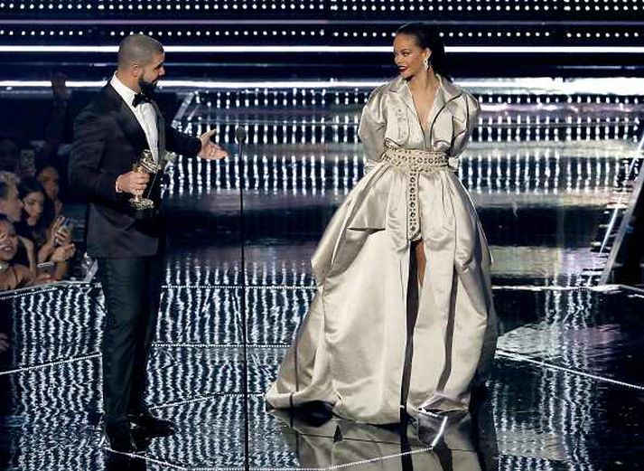 Rihanna og Drake litu út fyrir að vera yfir sig ástfangin á VMA hátíðinni í seinasta mánuði.