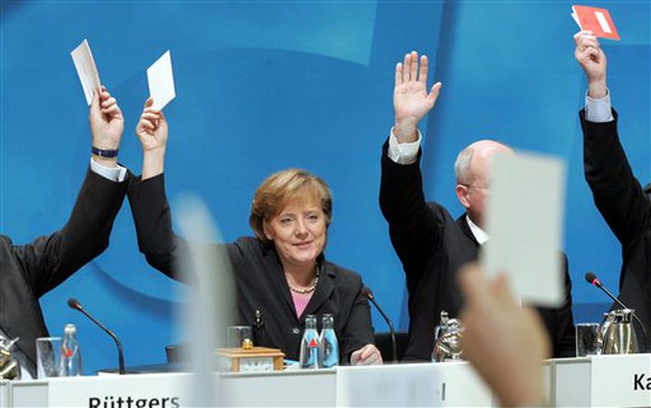 Angela Merkel var brosmild í dag þegar kristilegir demókratar samþykktu nýgerðan stjórnarsáttmála við jafnaðarmenn. Hún tekur á næstunni við embætti kanslara Þýskalands fyrst kvenna.