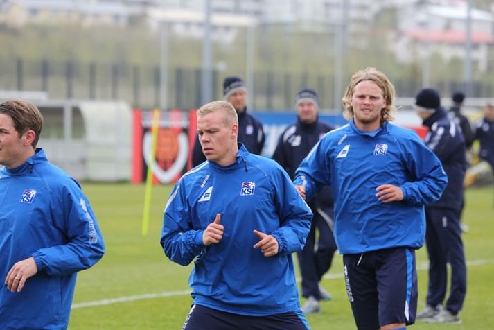 Kolbeinn Sigþórsson og Birkir Bjarnason á æfingu landsliðsins í Víkinni í gær.