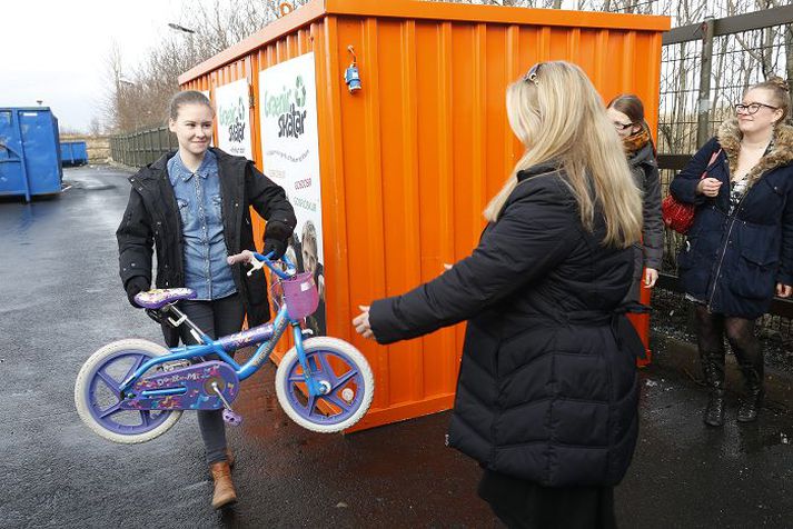 Erla Reynisdóttir skorar á fólk að gefa hjól í söfnunina eða gefa vinnu í að laga hjól.
