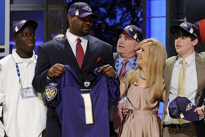 Michael Oher horfir á Leigh Anne Tuohy þegar hann var valinn í nýliðavalinu 2009.