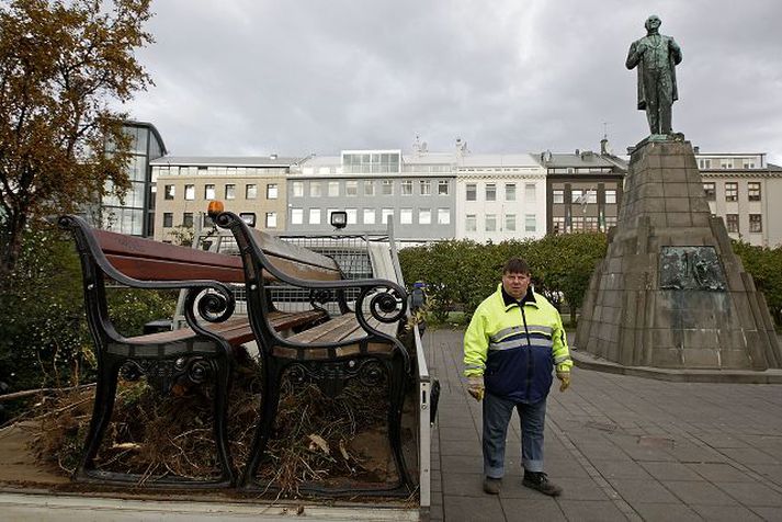 Starfsmenn borgarinnar fjarlægðu garðbekki af Austurvelli til að þeir yrðu ekki skemmdir.Fréttablaðið/Vilhelm