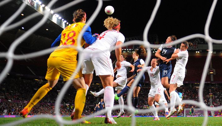 Morgan skorar sigurmark Bandaríkjanna á Stretford-enda Old Trafford í kvöld.