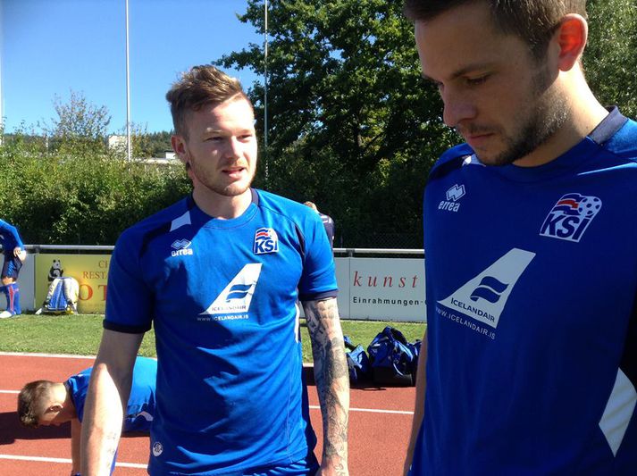 Fyrirliðinn Aron Einar Gunnarsson og stórskyttan Gylfi Þór Sigurðsson á æfingu liðsins í dag.