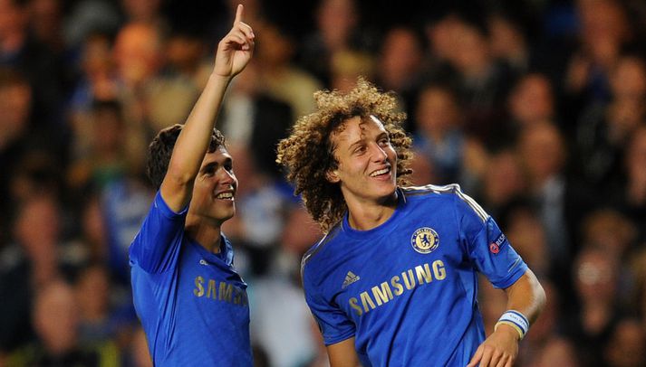 David Luiz fagnar hér með landa sínum Oscari.