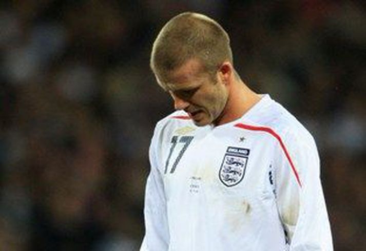 Fær David Beckham fyrirliðabandið aftur hjá enska landsliðinu? Roberto Carlos segist viss um það.
