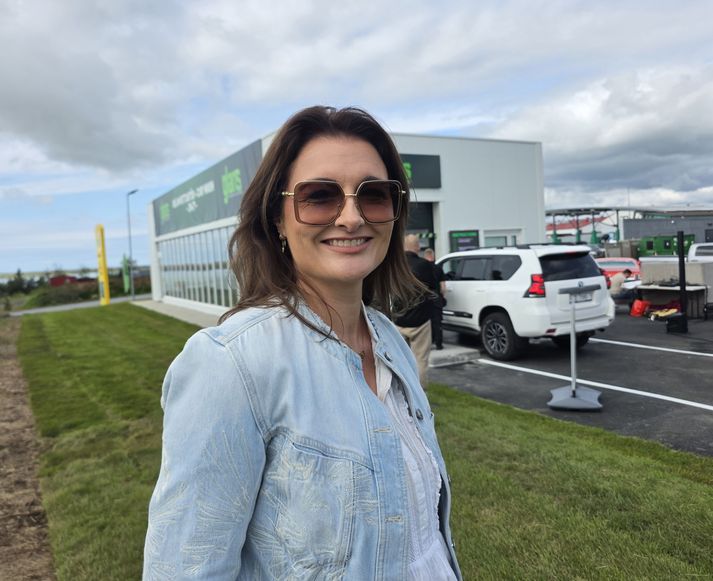 Ingunn Svala Leifsdóttir, forstjóri Olís við nýju bílaþvottastöðina, sem var formlega opnuð klukkan 11:30 í morgun.