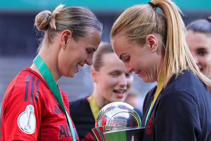 Glódís Perla Viggósdóttir og Klara Bühl fagna þýska bikarmeistaratitlinum á dögunum.