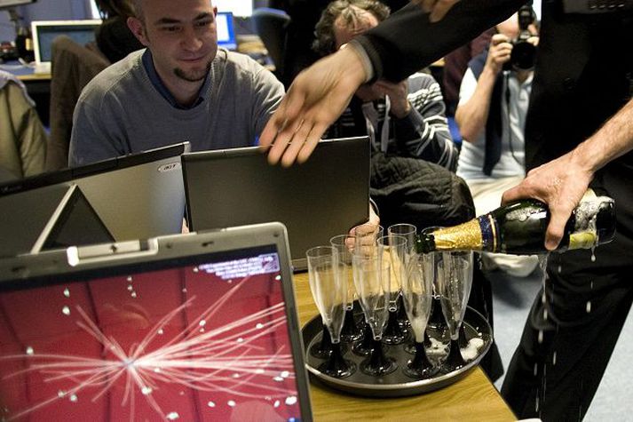 Fögnuðu Vísindamenn skáluðu í kampavíni í gær eftir að hafa slegið met í risahraðli CERN.Fréttablaðið/AP