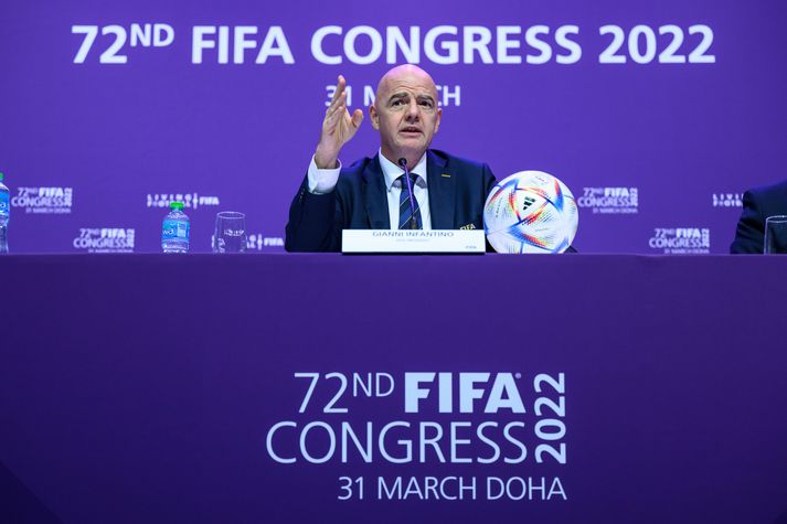 Gianni Infantino segir að FIFA hafi aðeins skoðað hagkvæmni þess að halda HM á tveggja ára fresti.