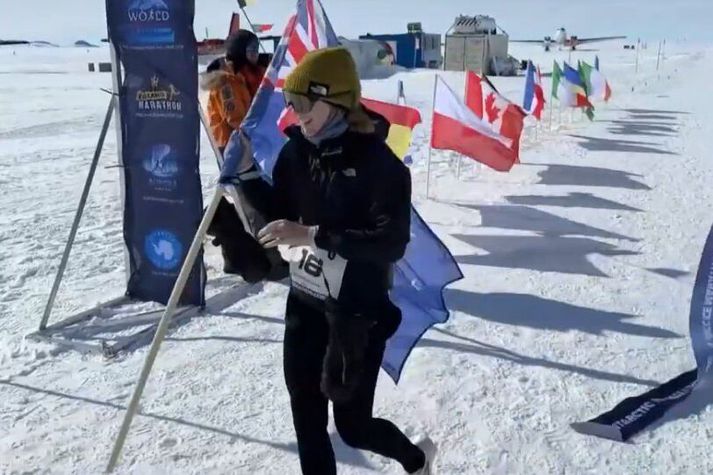 Catherine Drysdalekemur hér í markið og endurskrifar sögu Ísmaraþonsins á Suðurskautslandinu.
