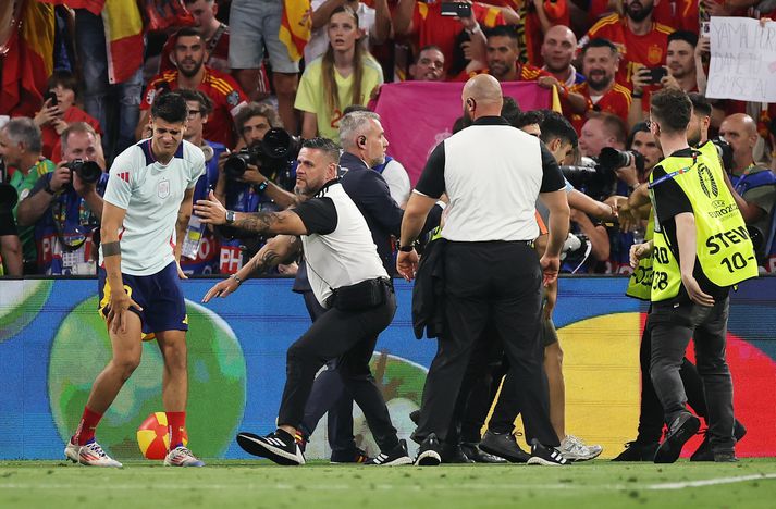 Álvaro Morata heldur um hnéð eftir tæklingu öryggisvarðarins.