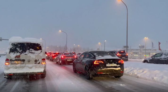 Miklar tafir eru í umferðinni á höfuðborgarsvæðinu eftir snjókomu næturinnar.