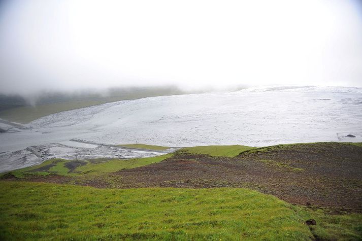 Gríðarlegur vatnsflaumurinn reif veginn í sundur. Mynd/ Þórir N. K.