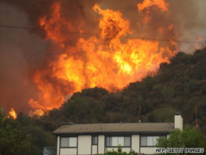 Þúsundir heimila eru í hættu í úthverfum Los Angeles.
