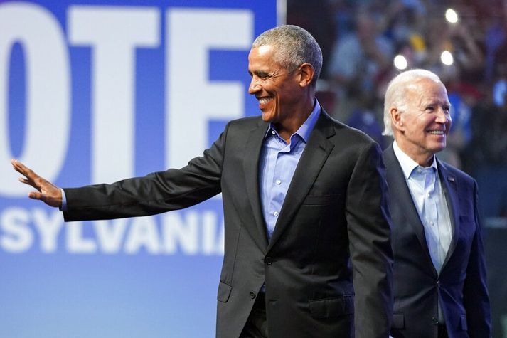 Barack Obama og Joe Biden voru kampakátir á sviði í Fíladelfíu í gær jafnvel þó að flest bendi til þess að flokkur þeirra missi meirihluta sinn á Bandaríkjaþingi.