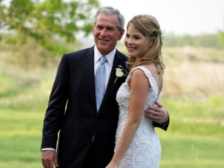 Feðginin George og Jenna Bush á brúðkaupsdaginn. Mynd/ AFP.