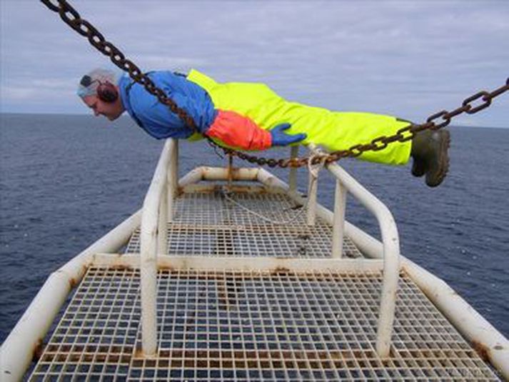 Skipverji á Hugin VE bregður á leik á miðunum.