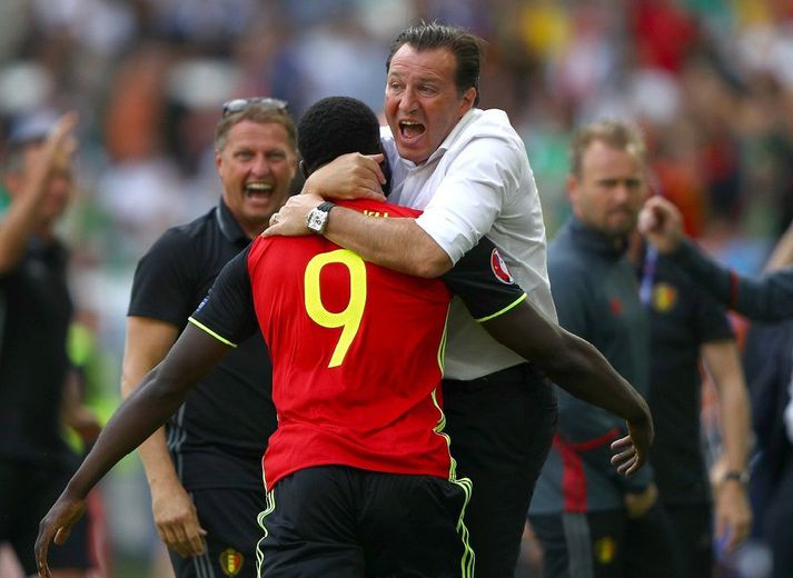 Romelu Lukaku fagnar marki sínu með landsliðsþjálfaranum Marc Wilmots.