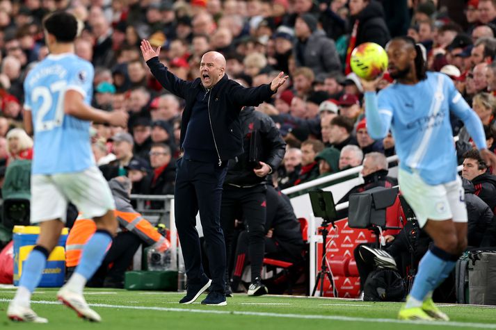 Arne Slot, knattspyrnustjóri Liverpool, lætur óánægju sína í ljós á hliðarlínunni í dag.
